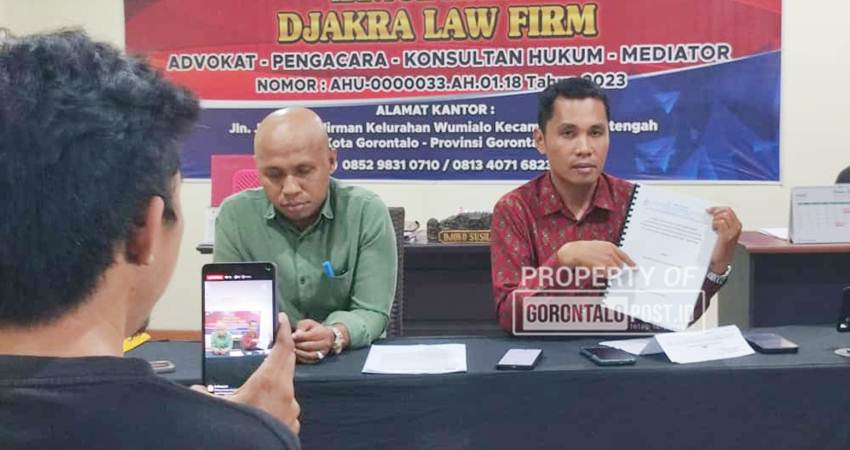 Kuasa hukum Husen Hasni saat menunjukkan bukti audit kepada wartawan saat melakukan konferensi pers, Rabu (1/10/2025). (F. Natha/Gorontalo Post)