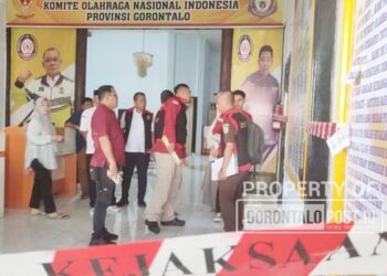 Tim penyidik Pidsus Kejati Gorontalo saat melakukan penggeledahan dokumen di kantor KONI Provinsi Gorontalo, Rabu (8/10/2025). (Foto: Natha/Gorontalo Post).