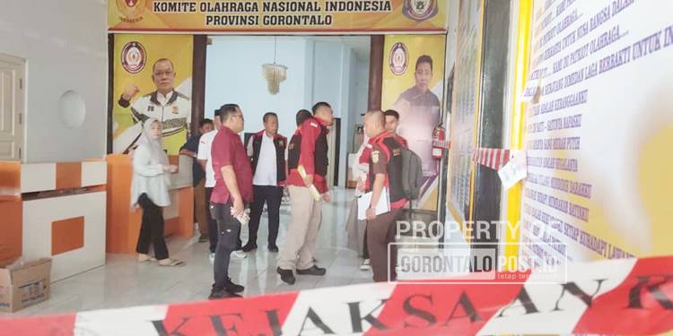 Tim penyidik Pidsus Kejati Gorontalo saat melakukan penggeledahan dokumen di kantor KONI Provinsi Gorontalo, Rabu (8/10/2025). (Foto: Natha/Gorontalo Post).