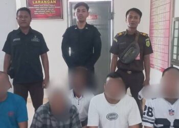 Lima tersangka kasus Tambang Emas Ilegal di Pohuwato yang telah diserahkan penyidik Ditreskrimsus Polda Gorontalo ke Kejari Pohuwato.