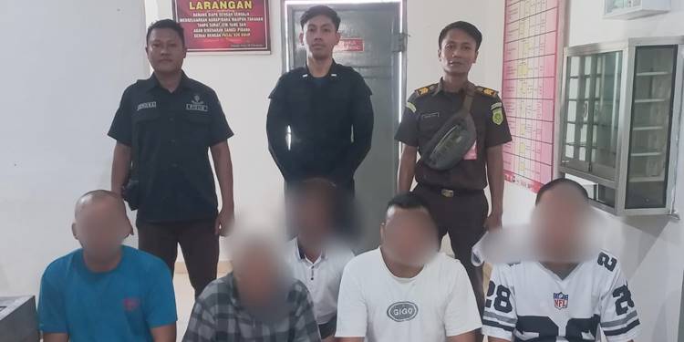 Lima tersangka kasus Tambang Emas Ilegal di Pohuwato yang telah diserahkan penyidik Ditreskrimsus Polda Gorontalo ke Kejari Pohuwato.