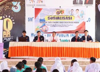Personel Direktorat Reserse Kriminal Khusus (Ditreskrimsus) Polda Gorontalo, saat memberikan sosialisasi kepada para siswa yang ada di SMA Negeri 3 Kota Gorontalo.
