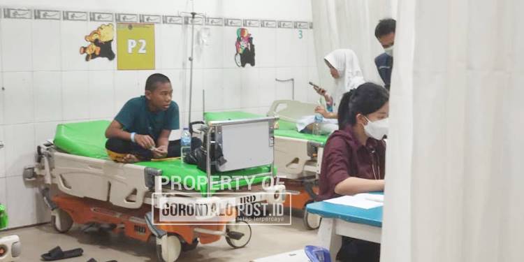 Sejumlah siswa di salah satu sekolah menengah kejuruan di Gorontalo yang tengah menjalani perawatan di RSAS Kota Gorontalo, Selasa (8/10/2-25). (Foto: Natha/Gorontalo Post).