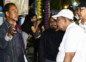 Wali Kota Gorontalo, Adhan Dambea didampingi sejumlah pimpinan OPD tengah meninjau UMKM yang berjualan di trotoar eks Jalan Andalas, Senin (13/10/2025). (Foto: Prokopim)