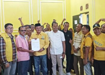 Iskandar Mangopa didampingi pendukungnya saat mendaftarakan diri menjadi calon Ketua DPD II Golkar Kabupaten Gorontalo. (Foto:Deice/Gorontalo Post)