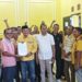 Iskandar Mangopa didampingi pendukungnya saat mendaftarakan diri menjadi calon Ketua DPD II Golkar Kabupaten Gorontalo. (Foto:Deice/Gorontalo Post)
