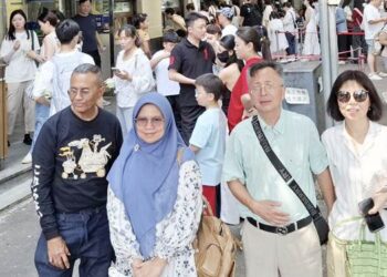 isa bersama Janet (kanan) dan suami Janet--