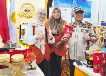 Bupati Gorontalo Sofyan Puhi (kanan) saat melihat langsung produk UMKM yang ada di pasar rakyat Peran Saka Nasional, kompleks Buper Bongohulawa, Limboto. (foto: dok/kwarda)