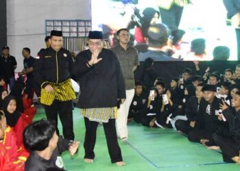 WALI KOTA Gorontalo Adhan Dambea tiba di Gelanggang Olahraga (GOR) Nani Wartabone disambut gemuruh antusias ratusan pesilat, saat membuka turnamen pencak silat Wali Kota Gorontalo Cup 2025, Senin (24/11). (foto: dok/pemkot/istimewa)