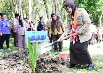 Wakil Gubernur Gorontalo Idah Syahidah Rusli Habibie, menanam pohon kelapa di kawasan Bumi Perkemahan Bongohulawa, usai pembukaan Perkemahan Antar Satuan Karya (Peran Saka) tingkat nasional, Senin (3/11). (foto: dok/diskominfotik)