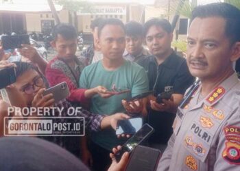 Kepala Bidang Humas Polda Gorontalo, Kombes Pol Desmont Harjendro A.P memberikan keterangan kepada wartawan Kamis (20/11/2025) (Foto: Jalal /Gorontalo Post).