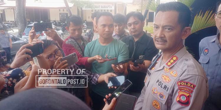 Kepala Bidang Humas Polda Gorontalo, Kombes Pol Desmont Harjendro A.P memberikan keterangan kepada wartawan Kamis (20/11/2025) (Foto: Jalal /Gorontalo Post).