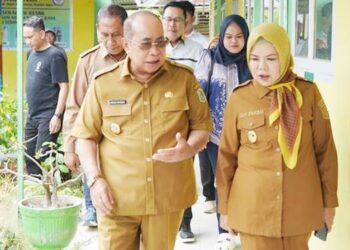 Foto: Wagub Gorontalo Idah Syahidah Rusli Habibie bersama dengan Wali Kota Gorontalo, Adhan Dambea dalam sebuah acara. (foto: dok/istimewa)