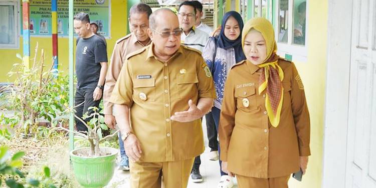 Foto: Wagub Gorontalo Idah Syahidah Rusli Habibie bersama dengan Wali Kota Gorontalo, Adhan Dambea dalam sebuah acara. (foto: dok/istimewa)