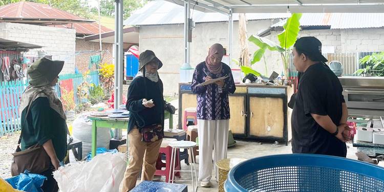 Tim penilai Kementerian Lingkungan Hidup dan Kehutanan ketika melakukan verifikasi lapangan.