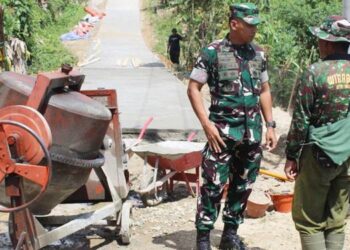 Di tengah suara mesin molen dan tawa warga, Dandim 1315 Kabupaten Gorontalo, Letkol Arh Roma Laksana Yudha meninjau lokasi TMMD ke-126, menyapa masyarakat dan prajurit guna memastikan semangat gotong royong tetap menyala. (Foto. Pengdim 1315/Kab. Gorontalo)