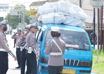 Tindak Pelanggaran angkot ODOL saat Operasi Zebra Otanaha 2025, Senin (17/11/2025).