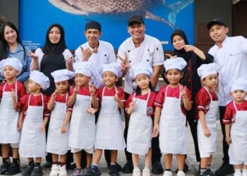 Foto Bersama Peserta Cooking Class dan Tim Kitchen Aston Gorontalo. (foto: dok/aston gorontalo)