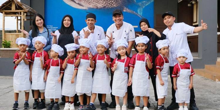 Foto Bersama Peserta Cooking Class dan Tim Kitchen Aston Gorontalo. (foto: dok/aston gorontalo)