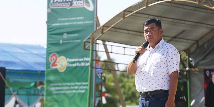 Direktur BJA Group Zunaidi menyampaikan apresiasi kepada seluruh karyawan dalam Family Gathering BJA Group yang digelar di Lapangan Proklamasi, Popayato, Gorontalo pada Sabtu (22/11/2025). Dalam sambutannya, ia menegaskan komitmen perusahaan dalam meningkatkan kesejahteraan masyarakat lokal, di mana 84,5% dari total 1.501 tenaga kerja BJA Group merupakan putra-putri Gorontalo. Zunaidi juga menyampaikan terima kasih atas dedikasi karyawan yang menjadi tulang punggung perusahaan, serta dukungan pemerintah dan masyarakat yang turut mengantarkan BJA Group mencapai penanaman 20 juta pohon gamal.