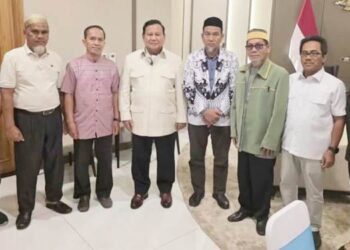 Presiden Prabowo Subianto bersama dua guru asal Luwu Utara Abdul Muis dan Rasnal, dan sejumlah pihak, foto bersama usai penandatanganan rehabilitasi dari Presiden di Jakarta. (foto: istimewa)