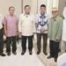 Presiden Prabowo Subianto bersama dua guru asal Luwu Utara Abdul Muis dan Rasnal, dan sejumlah pihak, foto bersama usai penandatanganan rehabilitasi dari Presiden di Jakarta. (foto: istimewa)