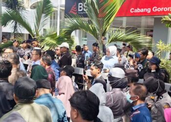 Massa aksi mendesak pengembalian saham Pemkot Gorontalo di BSG saat melakukan demo di kantor cabang BSG Gorontalo, baru-baru ini. (foto: dok/gorontalo post)