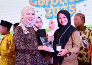 Wakil Gubernur Gorontalo Idah Syahidah Rusli Habibie bersama salah satu pemenang bahasa daerah pada ajang Tunas Festival Bahasa Ibu Tingkat Provinsi Gorontalo Tahun 2025, Senin (3/11). (Foto – Fadly/Diskominfotik)