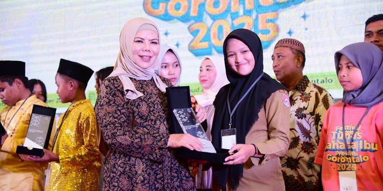 Wakil Gubernur Gorontalo Idah Syahidah Rusli Habibie bersama salah satu pemenang bahasa daerah pada ajang Tunas Festival Bahasa Ibu Tingkat Provinsi Gorontalo Tahun 2025, Senin (3/11). (Foto – Fadly/Diskominfotik)