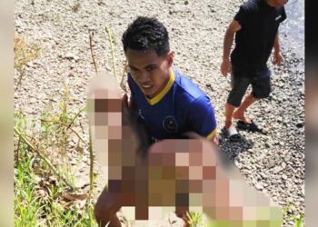 Brigadir Ikmal Lahilote anggota Brimob Polda Gorontalo saat mengevakuasi bocah tenggelam di sungai Andagile, Desa Kotajin, Kecamatan Atinggola, Ahad (16/11/2025).