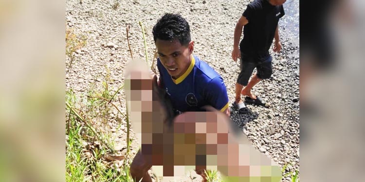 Brigadir Ikmal Lahilote anggota Brimob Polda Gorontalo saat mengevakuasi bocah tenggelam di sungai Andagile, Desa Kotajin, Kecamatan Atinggola, Ahad (16/11/2025).