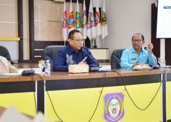 Rapat evaluasi Makan Bergizi Gratis (MBG) di Aula Rudis Gubernur, Kamis (6/11/2025). Rapat dipimpin Gubernur Gusnar Ismail bersama Wagub Idah Syahidah Rusli Habibie dan Sekdaprov Sofian Ibrahim. (Foto : Mila/diskominfotik)