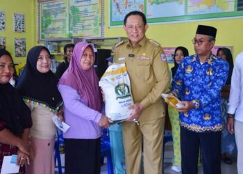 Gubernur Gorontalo Gusnar Ismail saat menyerahkan bantuan di salah satu Kelurahan di Kota Gorontalo, Senin (17/11). (Foto – Ryan/Diskominfotik).