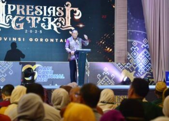 Gubernur Gorontalo Gusnar Ismail saat memberikan sambutan pada acara apresiasi guru dan tenaga kependidikan (GTK) 2025 di gedung Hulontalo Ballroom, Sabtu (8/11). (foto: dok/diskominfotik)