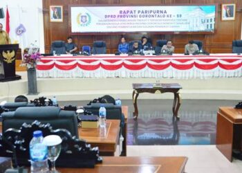 Gubernur Gorontalo Gusnar Ismail saat memberikan sambutan pada rapat paripurna ke-59 terkait pengesahan Ranperda SOTK Pemprov Gorontlao, di ruang Rapat DPRD, Senin (17/11). (Foto – Ryan/Diskominfotik)