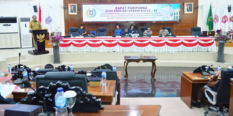Gubernur Gorontalo Gusnar Ismail saat memberikan sambutan pada rapat paripurna ke-59 terkait pengesahan Ranperda SOTK Pemprov Gorontlao, di ruang Rapat DPRD, Senin (17/11). (Foto – Ryan/Diskominfotik)
