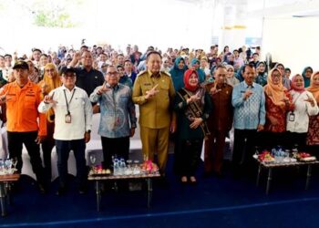 LITERASI - Gubernur Gorontalo Gusnar Ismail (tengah) saat menghadiri pembukaan Festival Literasi 2025 di halaman Kantor Dinas Arsip dan Perpustakaan Provinsi Gorontalo, Selasa (11/11/2025). (Foto : Haris/diskominfotik)