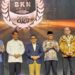 GORONTALO HEBAT - Kepala BKD Provinsi Gorontalo, Rifli Katili (paling kanan) saat menerima penghargaan BKN Award sebagai Pemerintah Daerah terbaik nasional kategori provinsi, Rabu (19/11). (foto: istimewa)