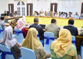 Rapat evaluasi pencapaian MCSP 2025 di Aula Rujab Gubernur, Jumat (21/11) malam. (Foto : Mila/diskominfotik)