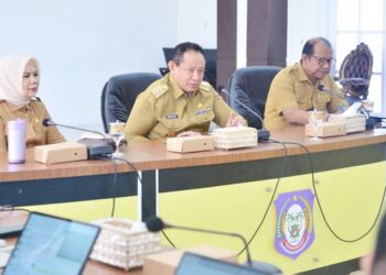 Gubernur Gorontalo Gusnar Ismail, Wakil Gubernur Idah Syahidah Rusli Habibie, Sekdaprov Sofian Ibrahim saat memimpin Rapat Evaluasi Pimpinan di aula rumah jabatan Gubernur, Senin (24/11). (Foto – Ryan/Diskominfotik)