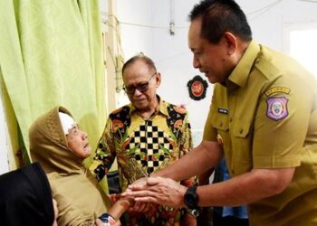 Fien Tahir, pensiunan guru SMPP terharu menyambut kedatangan siswanya Gusnar Ismail yang kini telah menjadi Gubernur Gorontalo di kediamannya di Jalan Raja Eyato, Kota Gorontalo, Selasa (25/11/2025). (Foto : Haris/diskominfotik)
