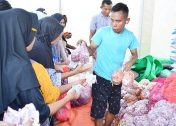 Masyarakat antusias berbelanja kebutuhan pokok pada program pasar murah bersubsidi yang diadakan Pemprov Gorontalo, di Kabupaten Gorontalo, Ahad (2/11/2025). (Foto : dok/pemprov)