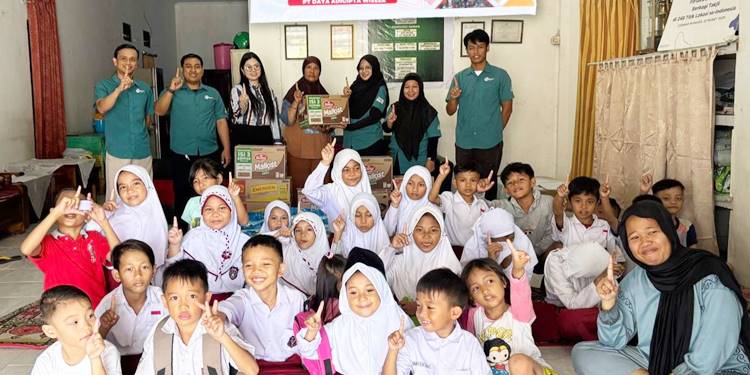 DAW PEDULI - PT DAW menyalurkan bantuan sosial bidang pendidikan dalam rangka memperingati HUT ke 17 di tahun ini. (foto: dok/daw)
