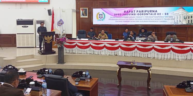 Suasana rapat paripurna tingkat II atas Ranperda revisi susunan OPD di Deprov Gorontalo, kemarin (17/11).