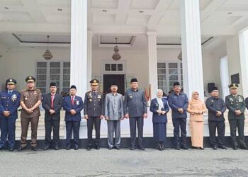 Ketua Deprov Gorontalo Thomas Mopili foto bersama pejabat Forkopimda Provinsi Gorontalo usai upacara peringatan hari pahlawan.