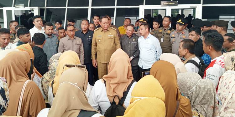 Gubernur Gorontalo Gusnar Ismail bersama Pimpinan Deprov dan Komisi IV menemui ratusan guru honorer yang tercecer dalam pengusulan formasi PPPK.