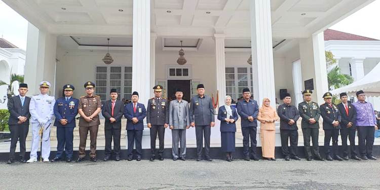 Ketua Deprov Gorontalo Thomas Mopili foto bersama pejabat Forkopimda Provinsi Gorontalo usai upacara peringatan hari pahlawan.