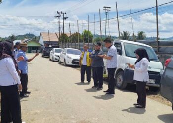 Kunjungan Komisi III Deprov Gorontalo melihat progres pembangunan jalan ruas Sidomukti–Talumopatu.