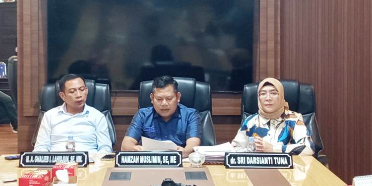 Pimpinan Komisi IV Deprov Gorontalo saat memberikan keterangan pers.