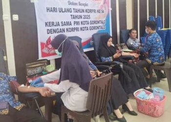 Pelaksanaan donor darah dalam rangka HUT ke-54 KORPRI. (Foto: Kominfo)